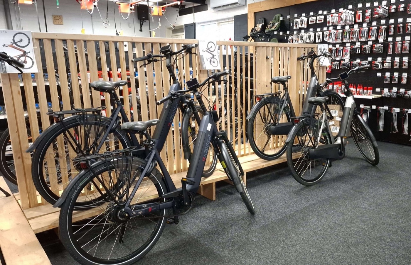 Nieuwe fietsen in de winkel van Romulco